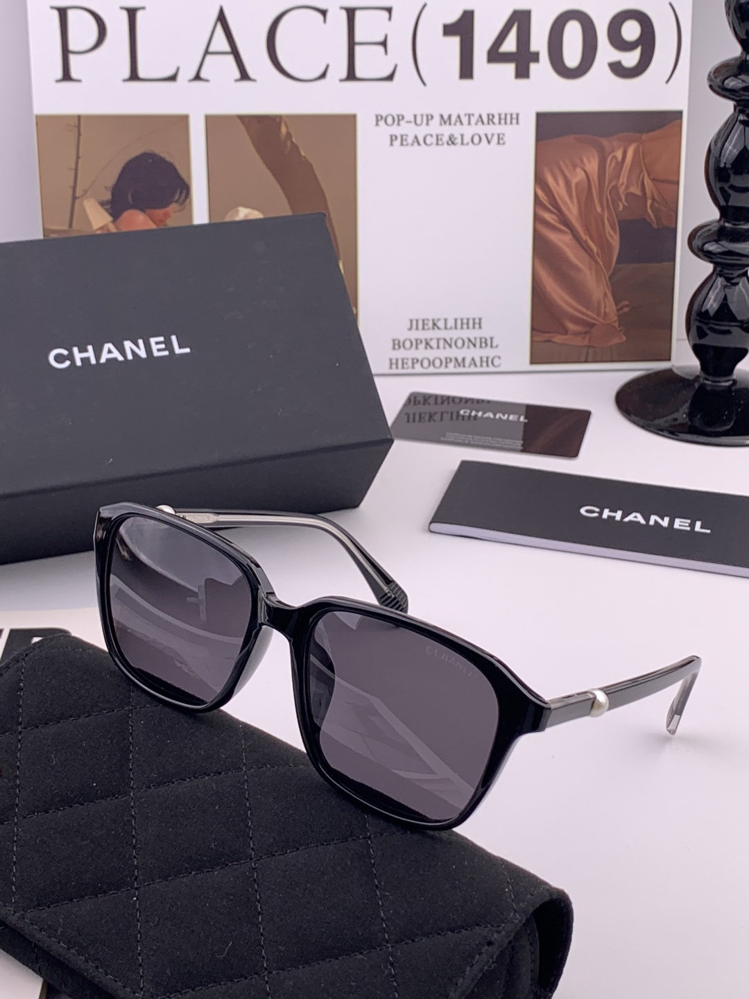 新品CHANEL 香奈儿太阳镜以独特魅力和前卫风格诠释春夏最新眼镜，以方框设计两边经典小香珍珠做点缀，中