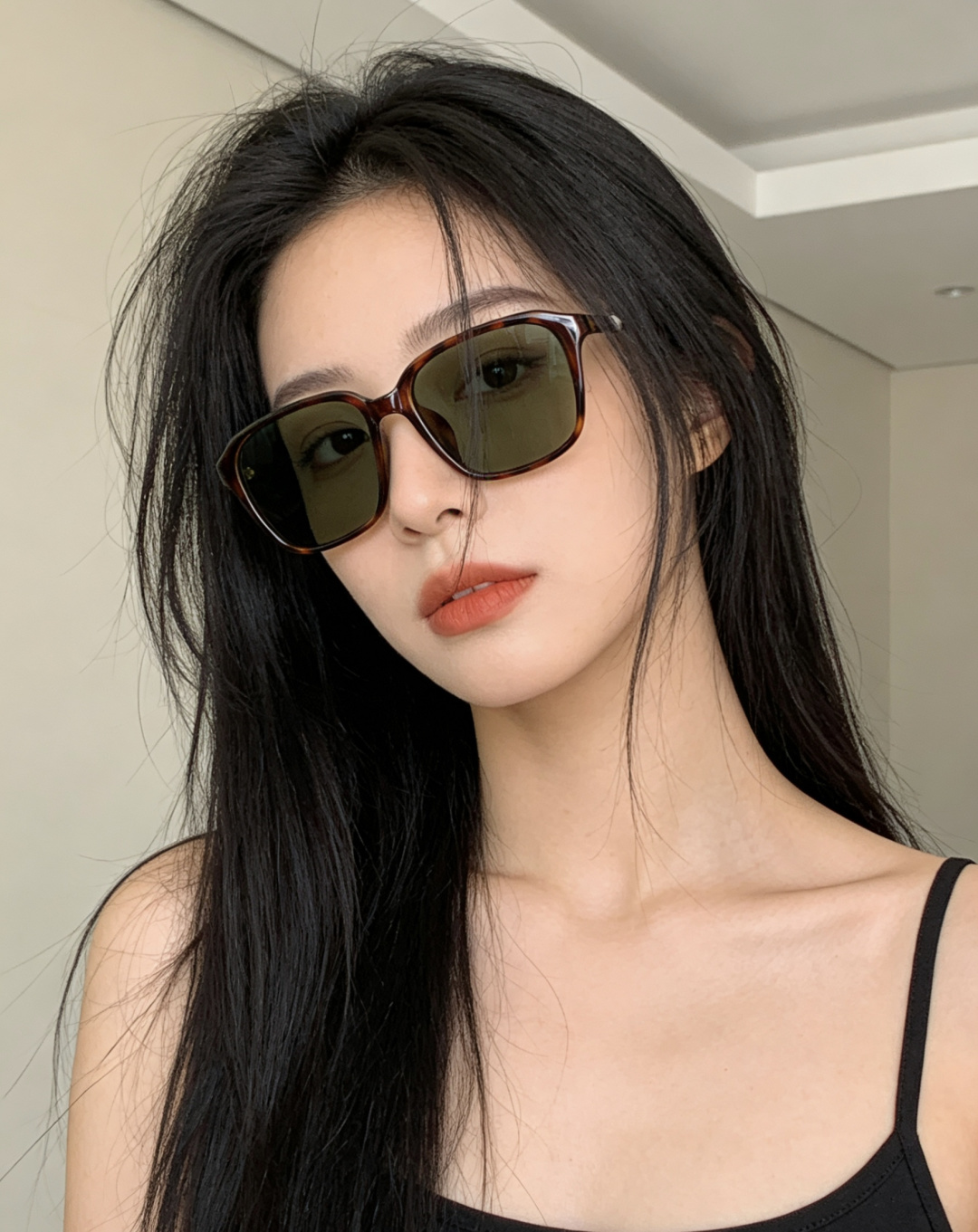 新品CHANEL 香奈儿太阳镜以独特魅力和前卫风格诠释春夏最新眼镜，以方框设计两边经典小香珍珠做点缀，中