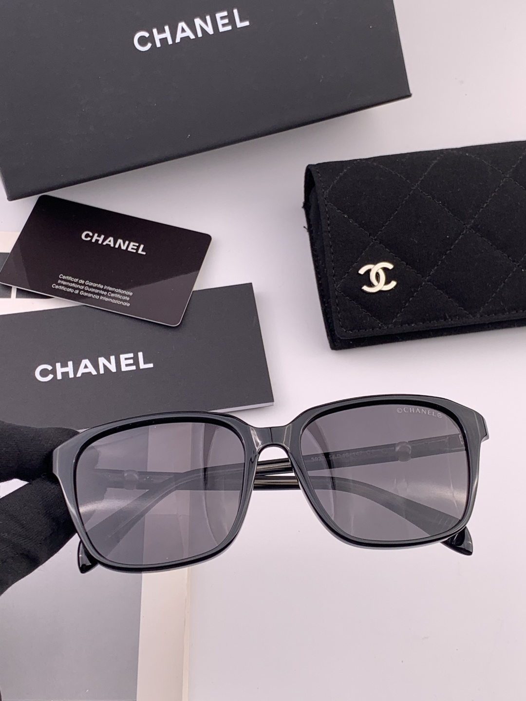 新品CHANEL 香奈儿太阳镜以独特魅力和前卫风格诠释春夏最新眼镜，以方框设计两边经典小香珍珠做点缀，中