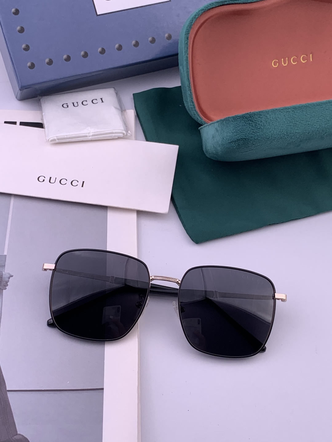 GUCCI 官网同步。 高品质男女款墨镜 👍 进口宝丽来偏光镜片 。蛤蟆镜 开车钓鱼都可 。型号：G12