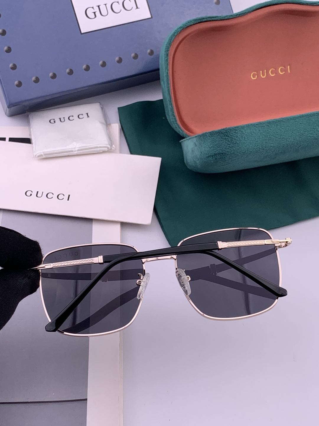 GUCCI 官网同步。 高品质男女款墨镜 👍 进口宝丽来偏光镜片 。蛤蟆镜 开车钓鱼都可 。型号：G12