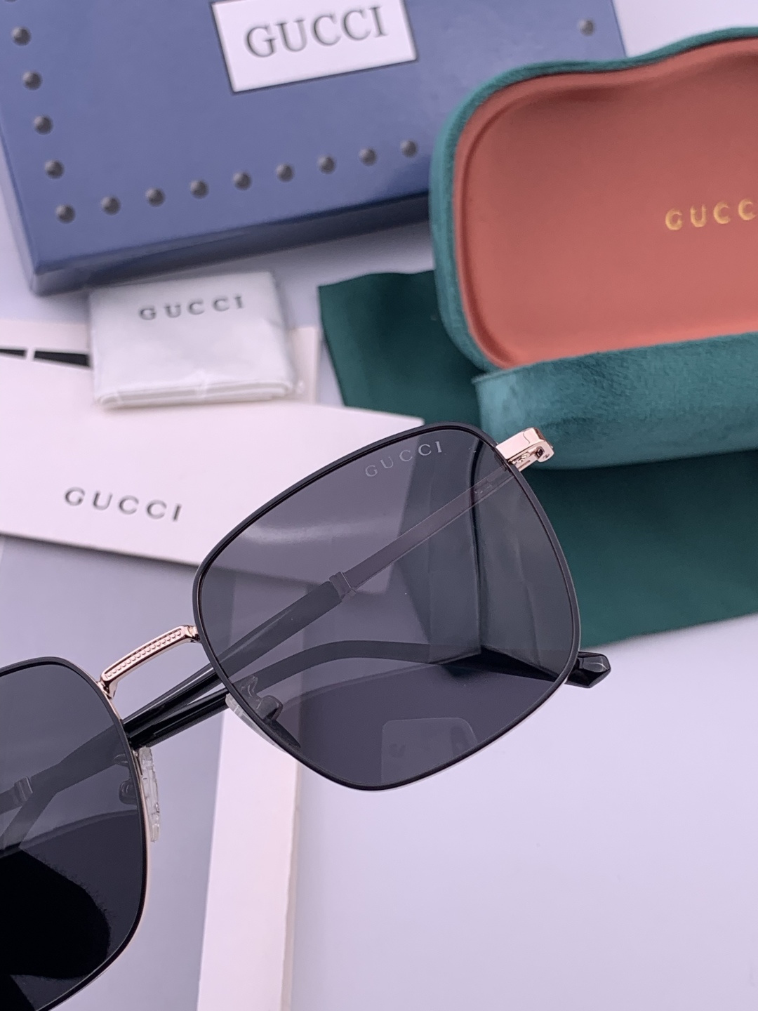 GUCCI 官网同步。 高品质男女款墨镜 👍 进口宝丽来偏光镜片 。蛤蟆镜 开车钓鱼都可 。型号：G12