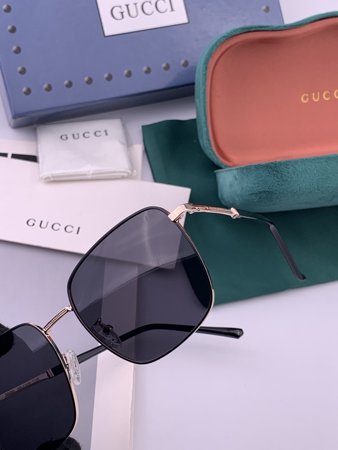 GUCCI 官网同步。 高品质男女款墨镜 👍 进口宝丽来偏光镜片 。蛤蟆镜 开车钓鱼都可 。型号：G12