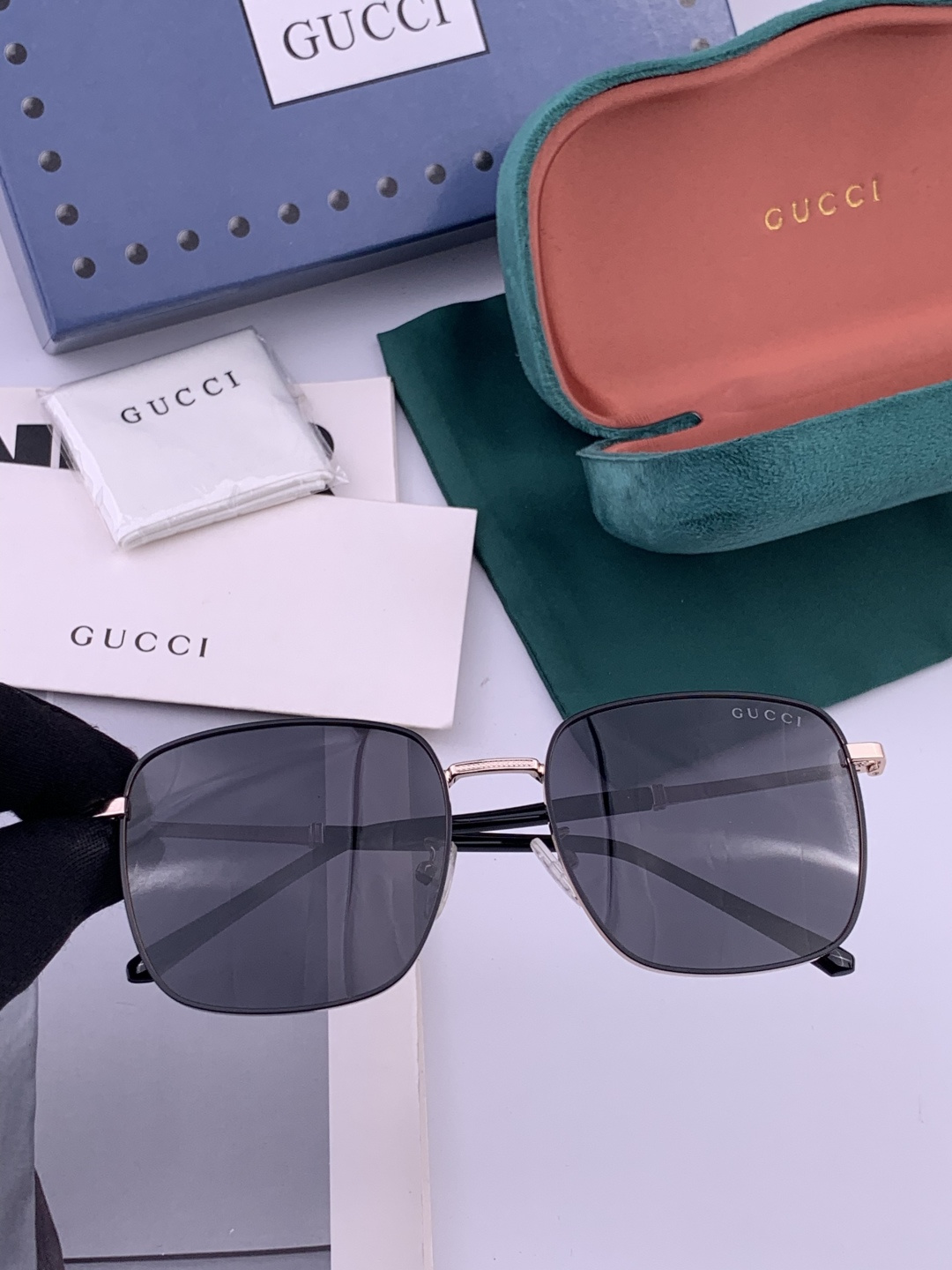 GUCCI 官网同步。 高品质男女款墨镜 👍 进口宝丽来偏光镜片 。蛤蟆镜 开车钓鱼都可 。型号：G12