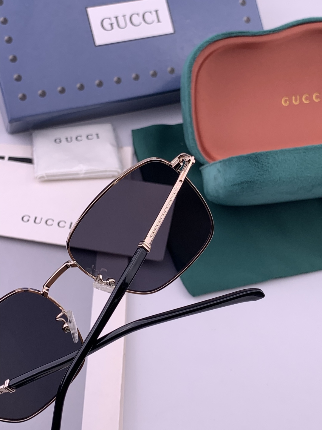 GUCCI 官网同步。 高品质男女款墨镜 👍 进口宝丽来偏光镜片 。蛤蟆镜 开车钓鱼都可 。型号：G12
