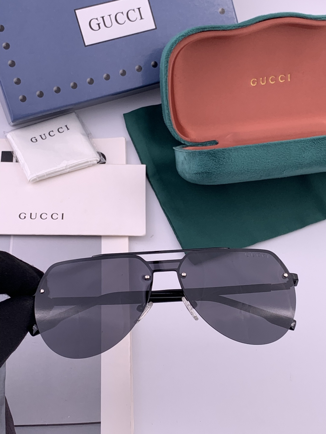 Gucci 。 高品质男女款墨镜 👍 进口宝丽来偏光镜片 。蛤蟆镜 开车钓鱼都可 。百搭显瘦墨镜韩版男士