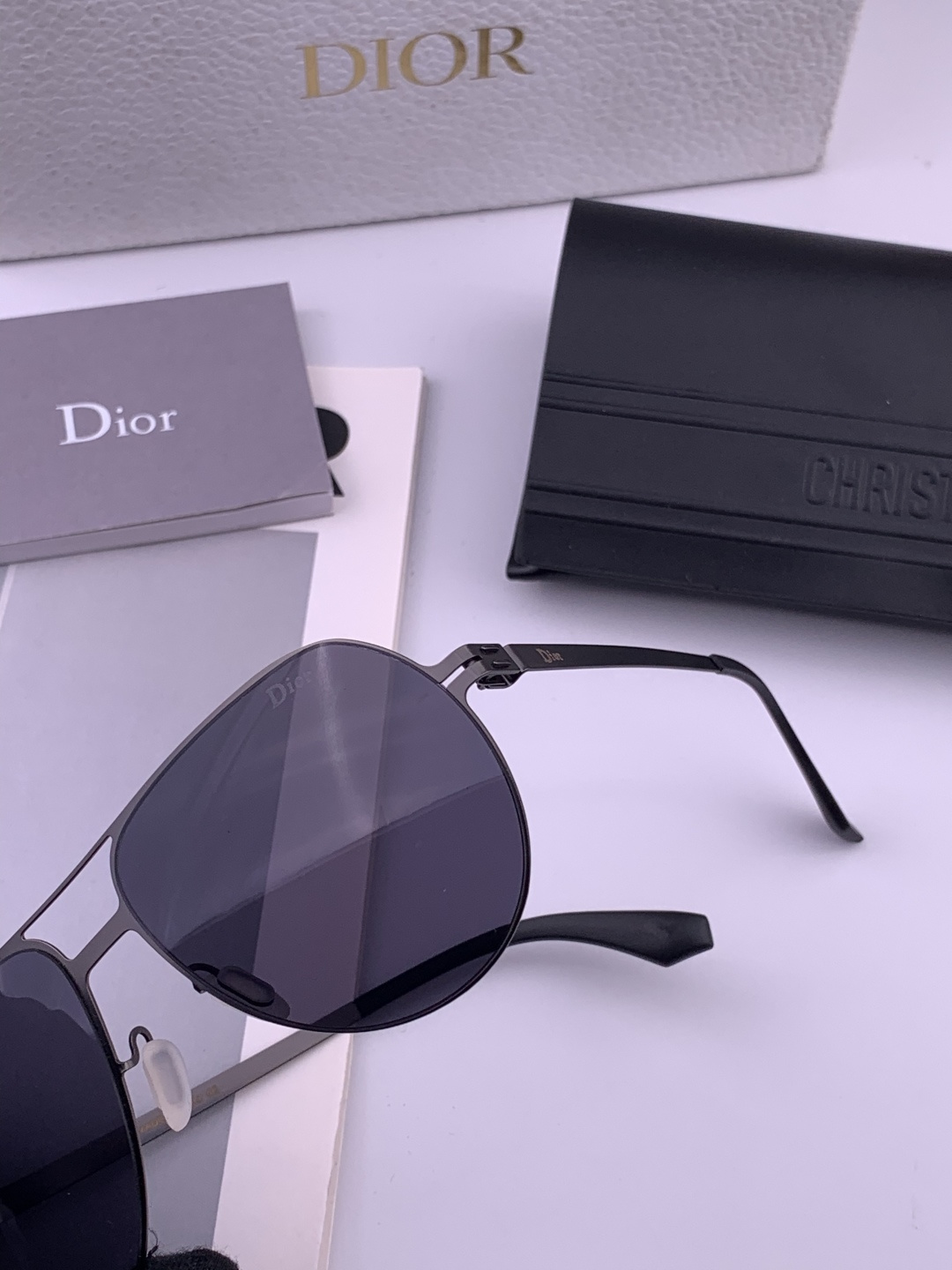 DIOR-迪奥 新款超轻无螺丝压不坏系列情侣款太阳镜高清尼龙镜片 商务旅行版 绅士高清太阳眼镜 （舒适薄
