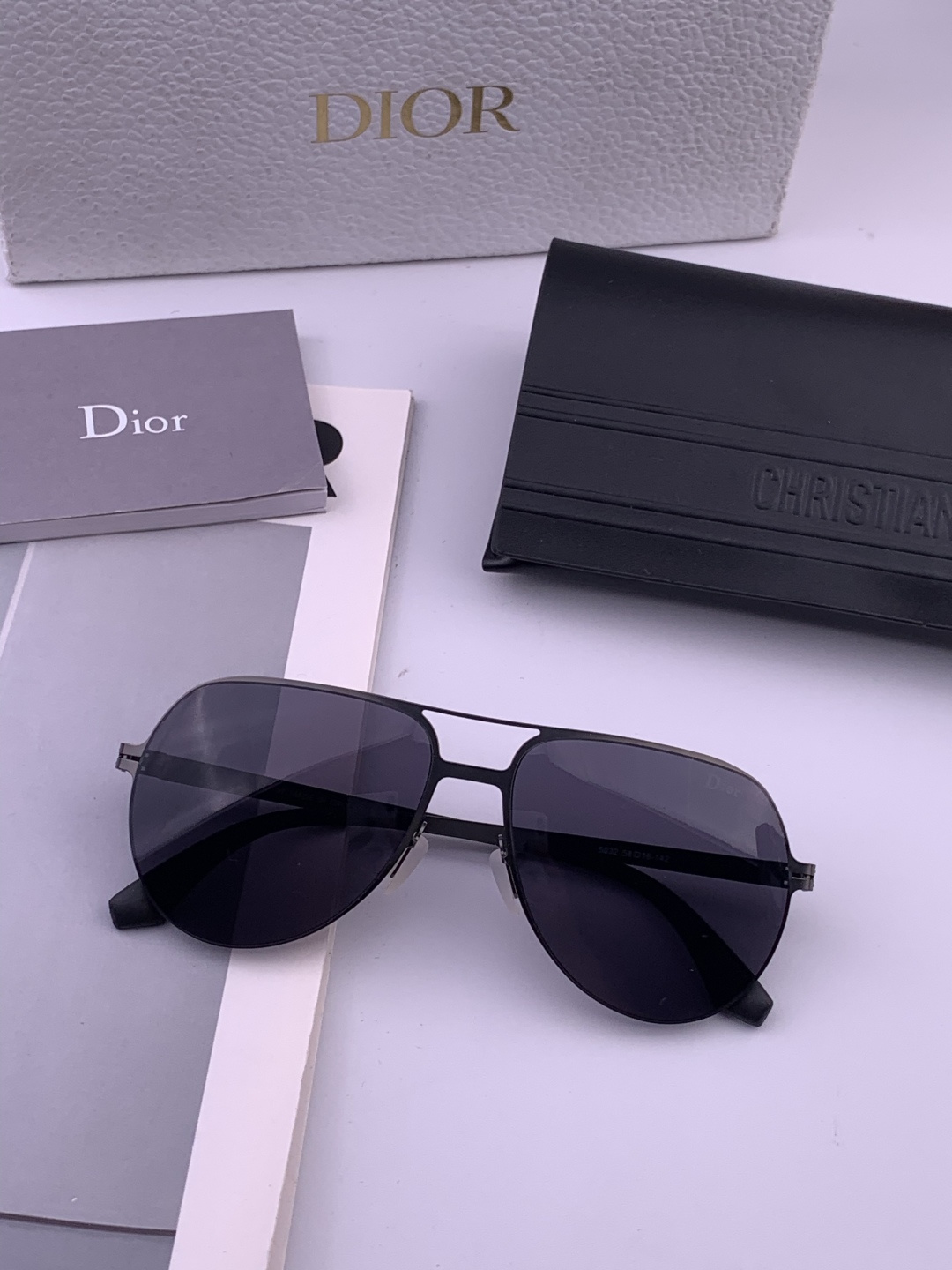 DIOR-迪奥 新款超轻无螺丝压不坏系列情侣款太阳镜高清尼龙镜片 商务旅行版 绅士高清太阳眼镜 （舒适薄