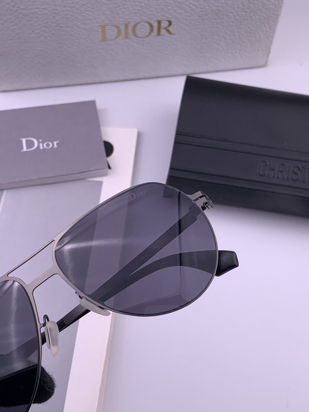 DIOR-迪奥 新款超轻无螺丝压不坏系列情侣款太阳镜高清尼龙镜片 商务旅行版 绅士高清太阳眼镜 （舒适薄