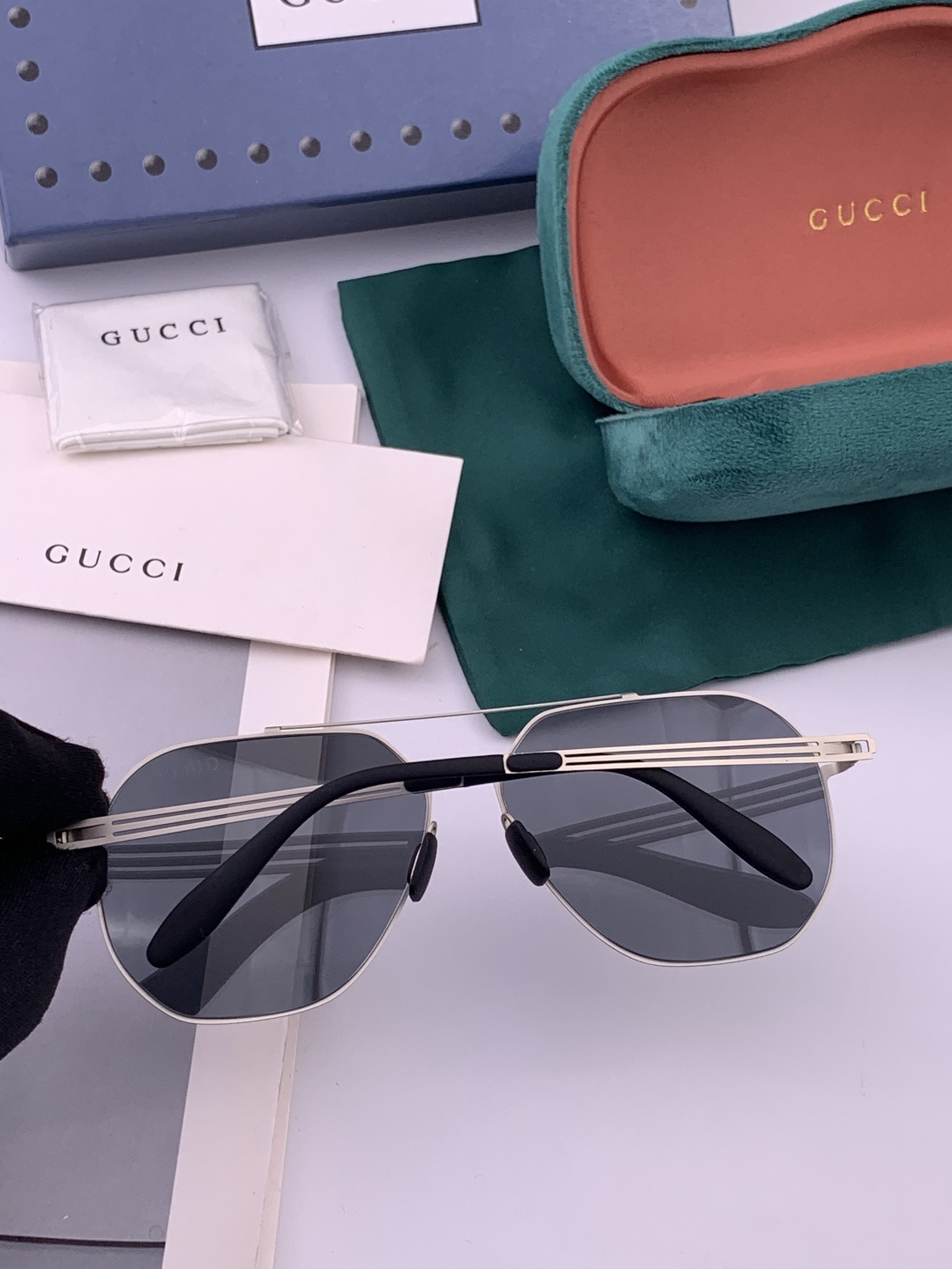♦️ GUCCI 新款男女情侣款太阳镜多边形墨镜iP电镀永不褪色 超轻超有弹性整幅眼镜无螺丝重要的是压不