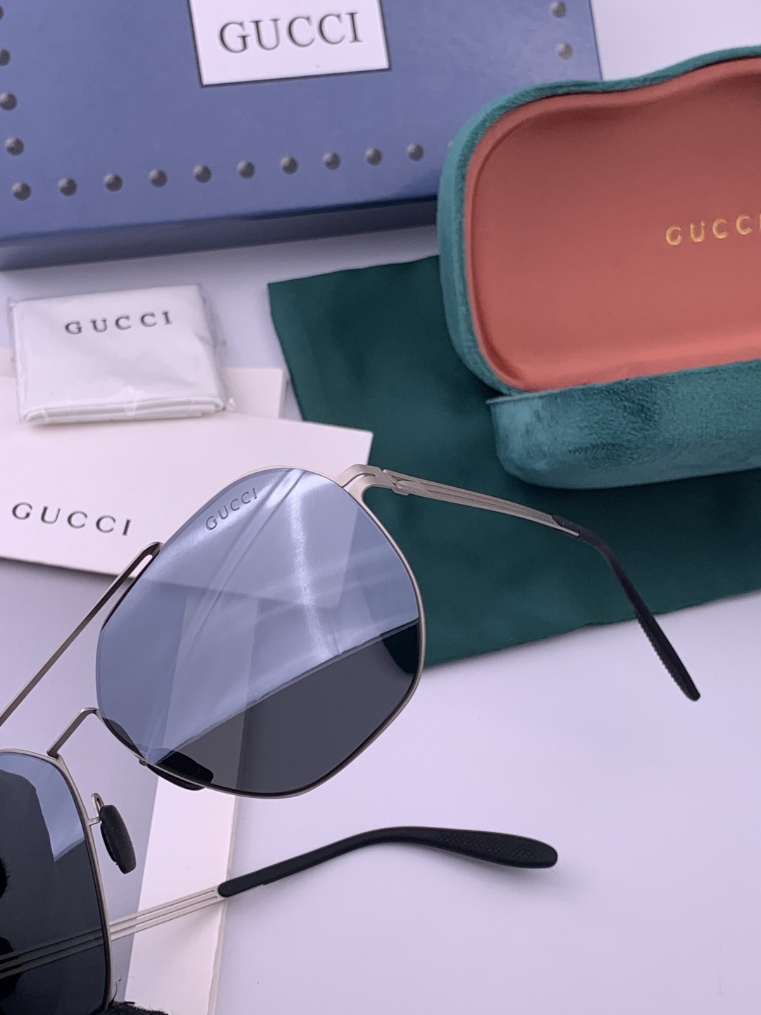 ♦️ GUCCI 新款男女情侣款太阳镜多边形墨镜iP电镀永不褪色 超轻超有弹性整幅眼镜无螺丝重要的是压不