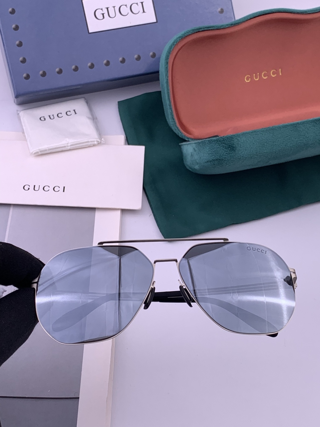 ♦️ GUCCI 新款男女情侣款太阳镜多边形墨镜iP电镀永不褪色 超轻超有弹性整幅眼镜无螺丝重要的是压不