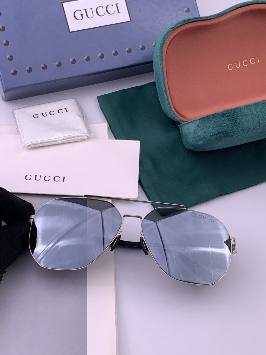 ♦️ GUCCI 新款男女情侣款太阳镜多边形墨镜iP电镀永不褪色 超轻超有弹性整幅眼镜无螺丝重要的是压不