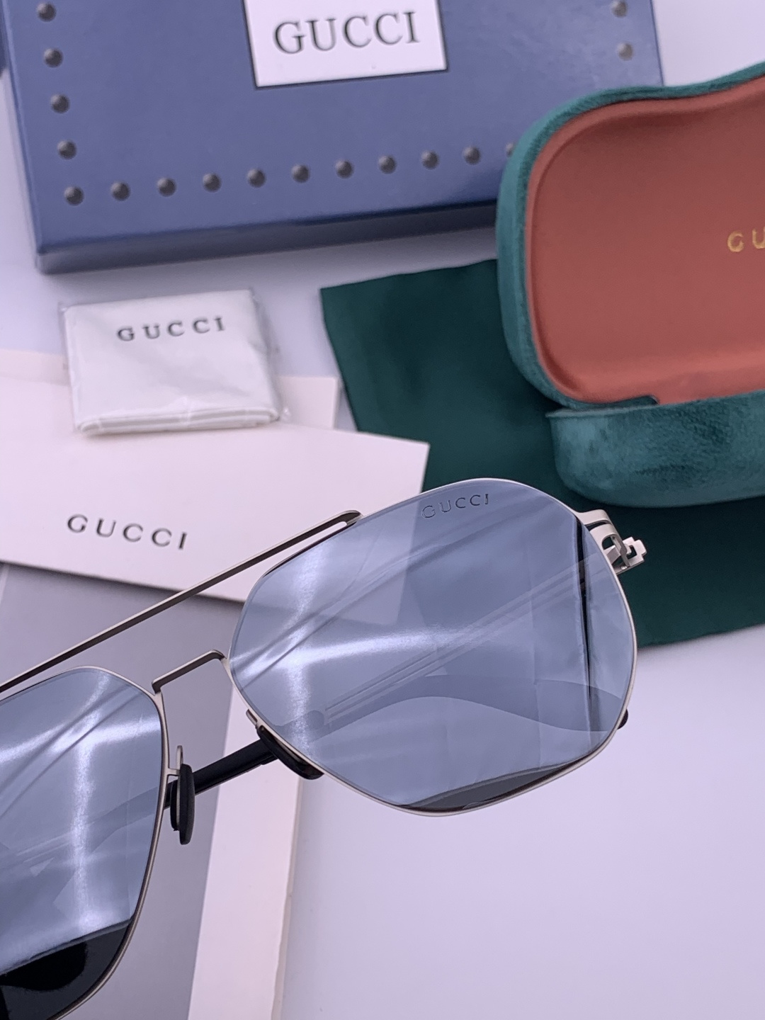♦️ GUCCI 新款男女情侣款太阳镜多边形墨镜iP电镀永不褪色 超轻超有弹性整幅眼镜无螺丝重要的是压不