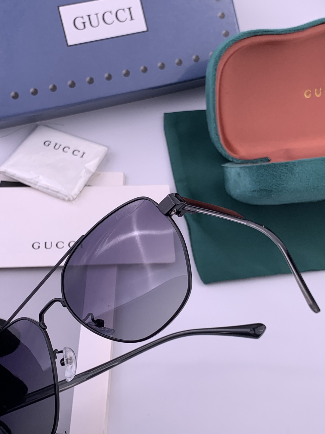 Gucci 。 高品质男女款墨镜 👍 进口宝丽来偏光镜片 。蛤蟆镜 开车钓鱼都可 。百搭显瘦墨镜韩版男士
