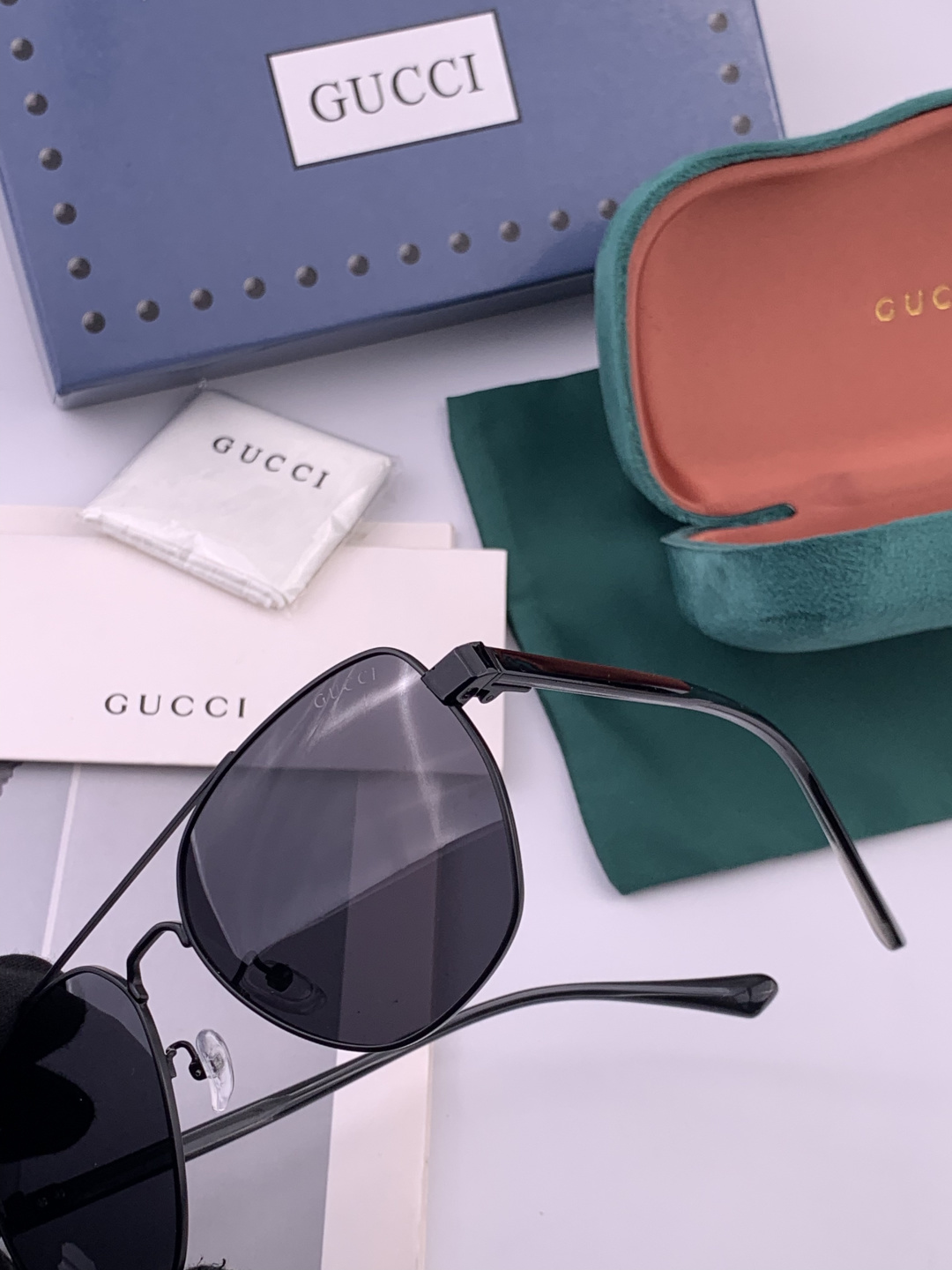 Gucci 。 高品质男女款墨镜 👍 进口宝丽来偏光镜片 。蛤蟆镜 开车钓鱼都可 。百搭显瘦墨镜韩版男士