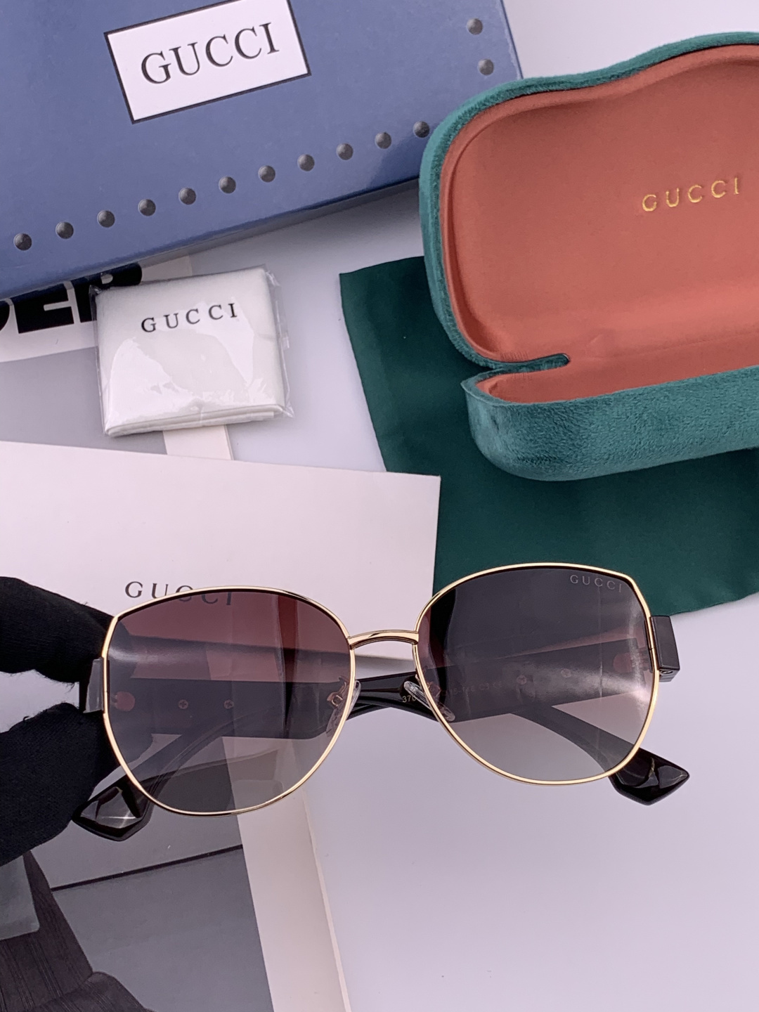 GUCCI 开春新款 最新款方框太阳镜 各路网红纷纷带起气场满分‼️ 俏皮甜美.上脸效果更佳.金属质感超
