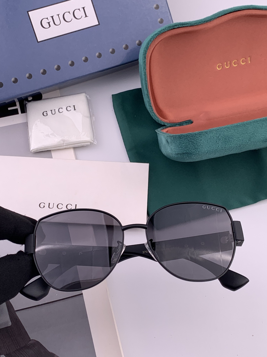 GUCCI 开春新款 最新款方框太阳镜 各路网红纷纷带起气场满分‼️ 俏皮甜美.上脸效果更佳.金属质感超