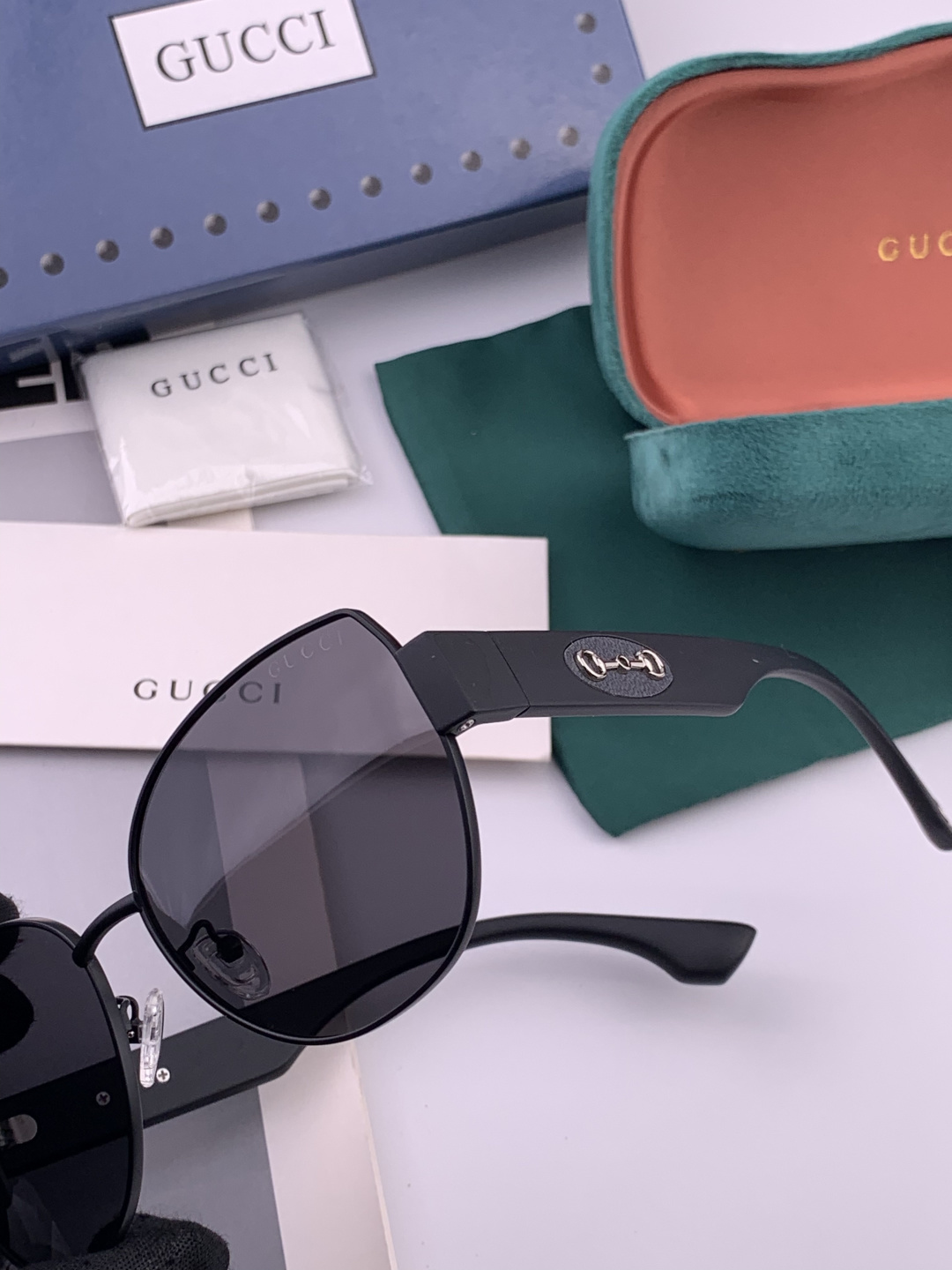 GUCCI 开春新款 最新款方框太阳镜 各路网红纷纷带起气场满分‼️ 俏皮甜美.上脸效果更佳.金属质感超