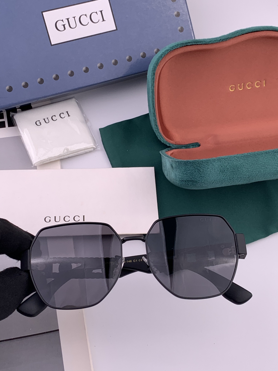 GUCCI 开春新款 最新款方框太阳镜 各路网红纷纷带起气场满分‼️ 俏皮甜美.上脸效果更佳.金属质感超
