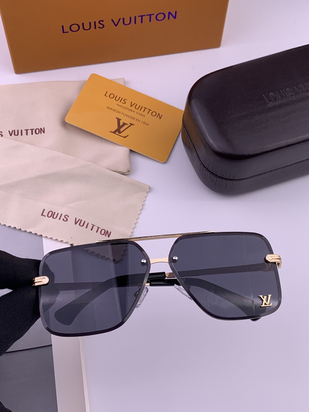 LV。高品质男女款”太阳镜。 开车钓鱼都可。百搭显瘦墨镜韩版男士飞行员大框司机开车防紫外线太阳镜，型号：