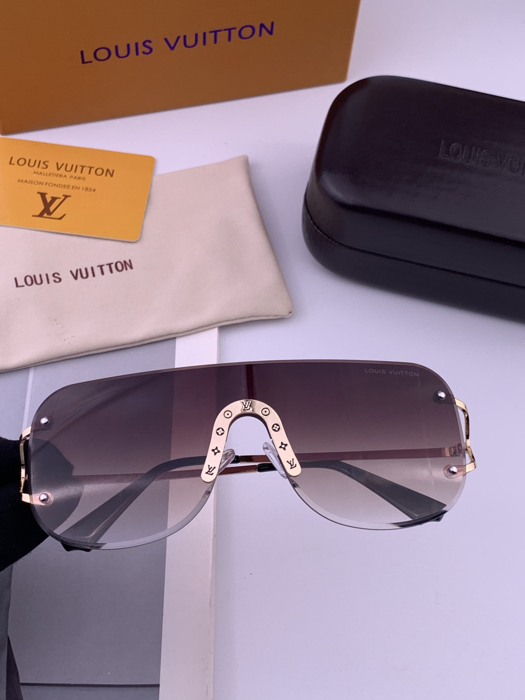 LV。高品质男女款”太阳镜。 开车钓鱼都可。百搭显瘦墨镜韩版男士飞行员大框司机开车防紫外线太阳镜，型号：