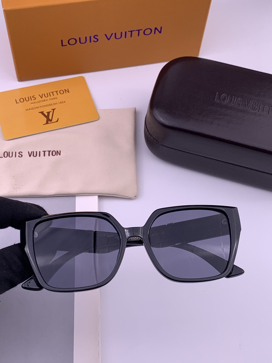 🔺LV🔻早春新款，众多明星同款[色]LV‼️‼️新款大框墨镜 ，🌈🌈宝丽来超清太阳镜🔝🔝型号：L7700