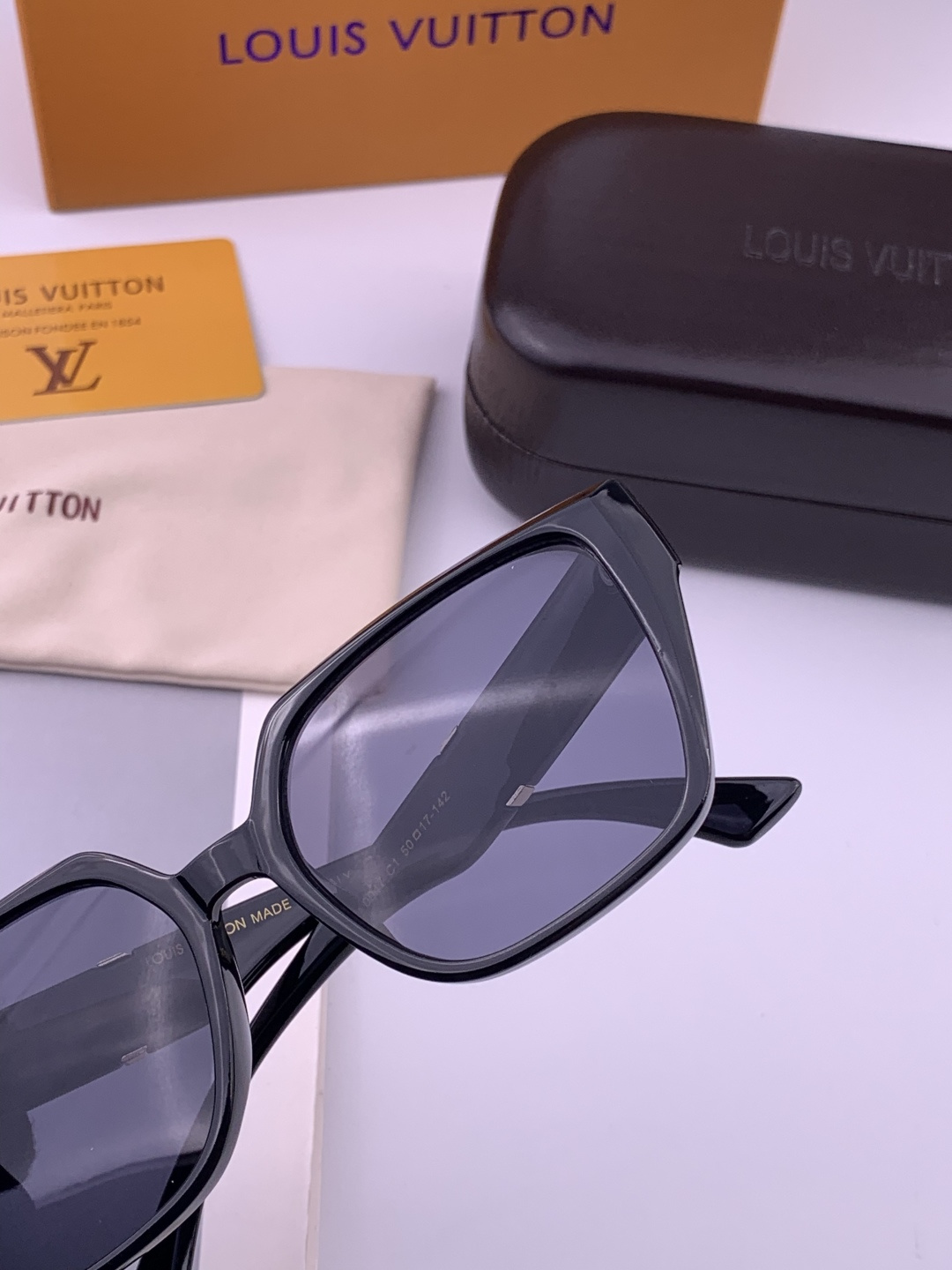 🔺LV🔻早春新款，众多明星同款[色]LV‼️‼️新款大框墨镜 ，🌈🌈宝丽来超清太阳镜🔝🔝型号：L7700