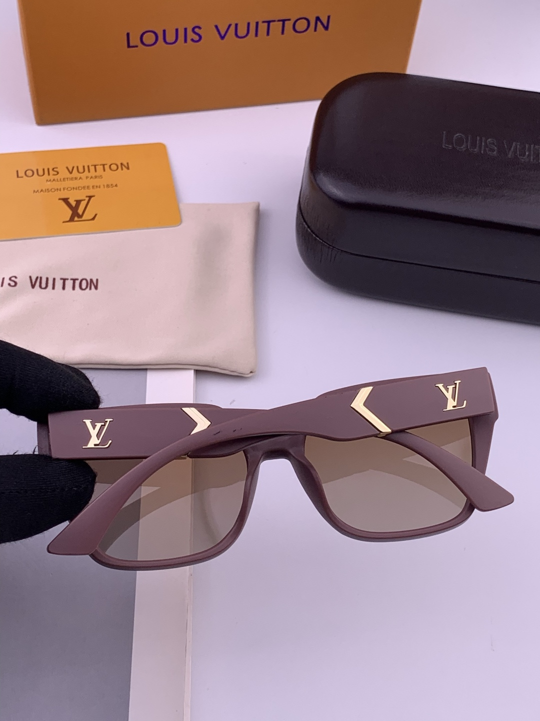 🔺LV🔻早春新款，众多明星同款[色]LV‼️‼️新款大框墨镜 ，🌈🌈宝丽来超清太阳镜🔝🔝型号：L7700