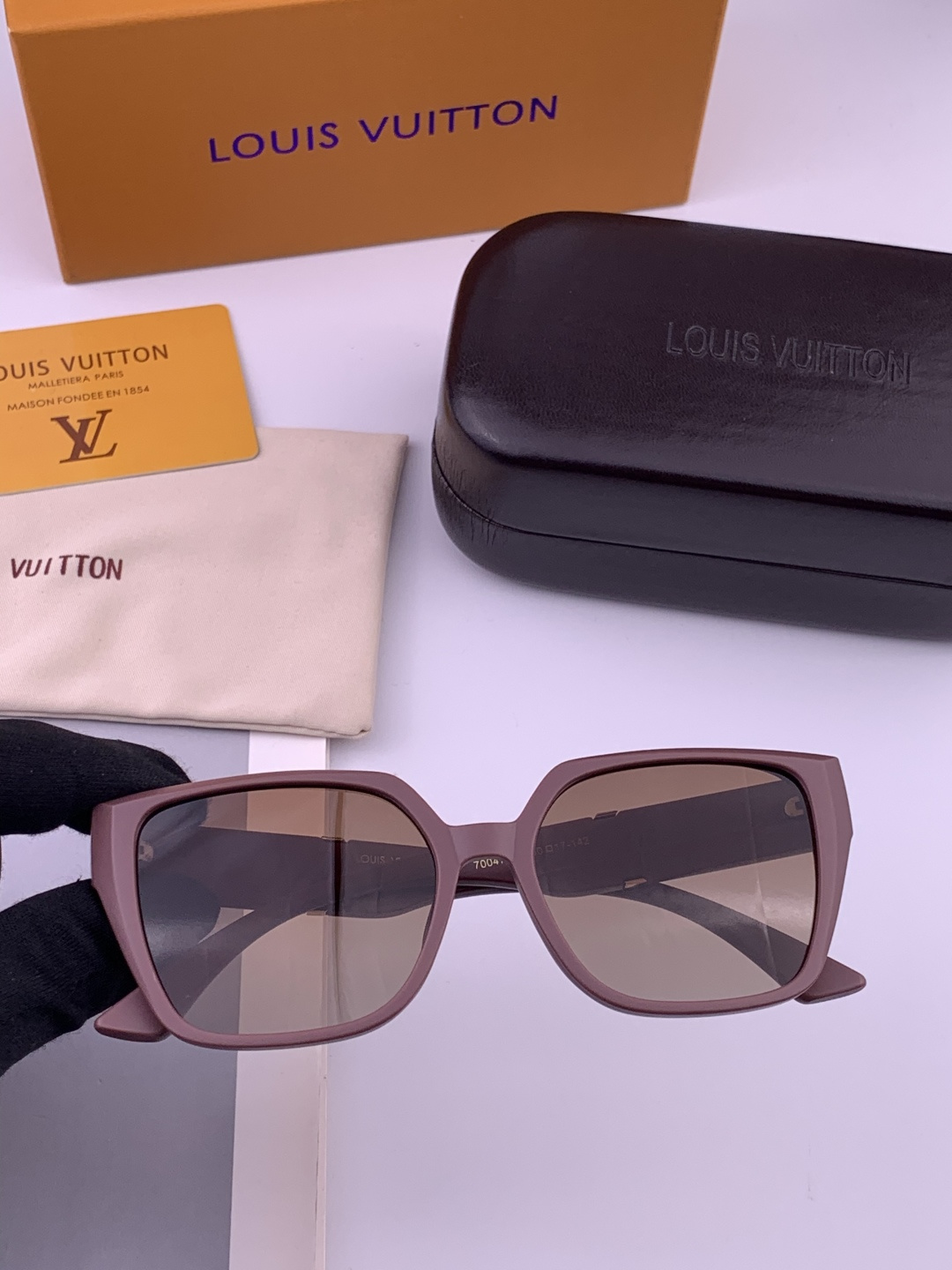 🔺LV🔻早春新款，众多明星同款[色]LV‼️‼️新款大框墨镜 ，🌈🌈宝丽来超清太阳镜🔝🔝型号：L7700