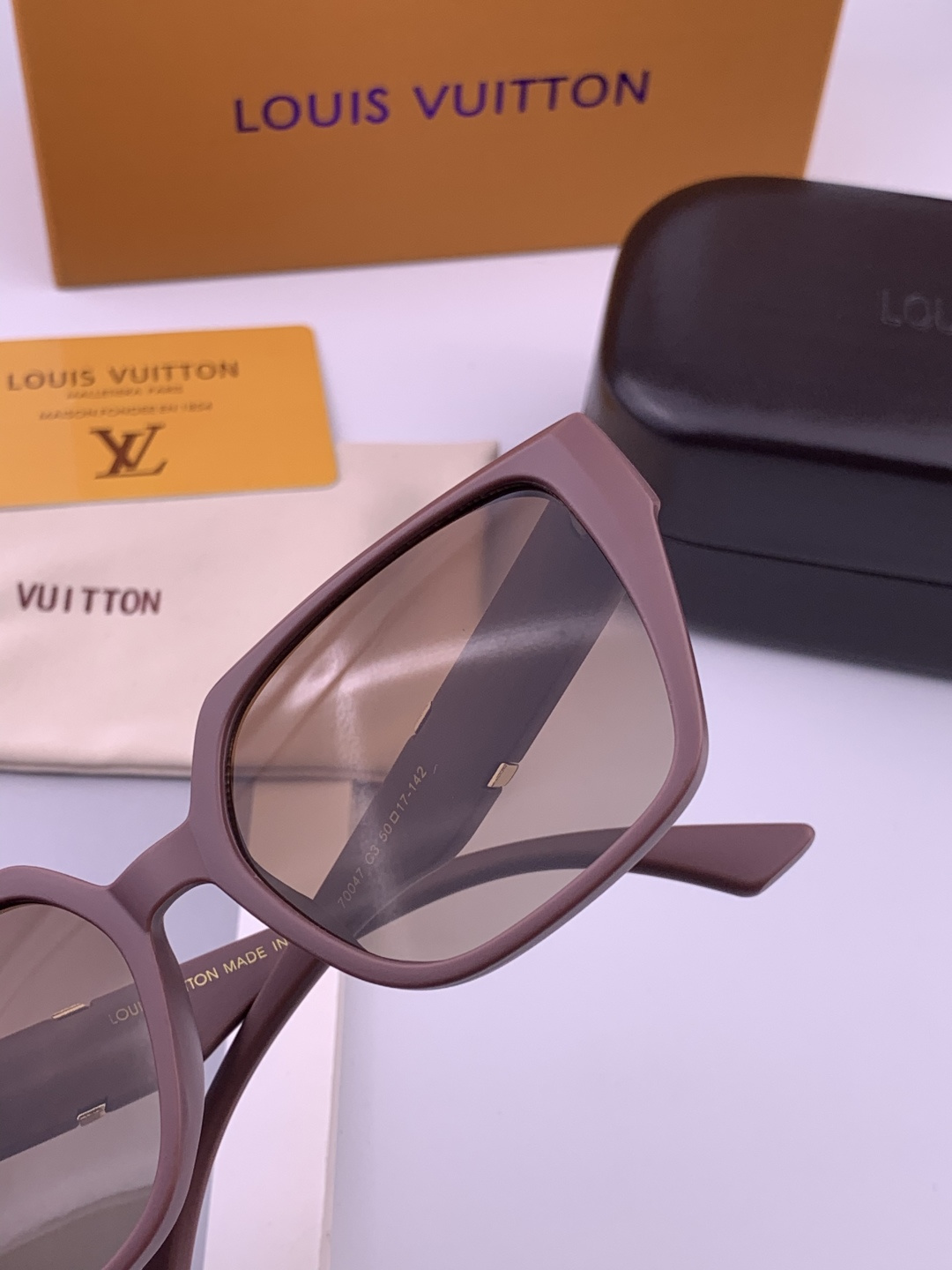 🔺LV🔻早春新款，众多明星同款[色]LV‼️‼️新款大框墨镜 ，🌈🌈宝丽来超清太阳镜🔝🔝型号：L7700