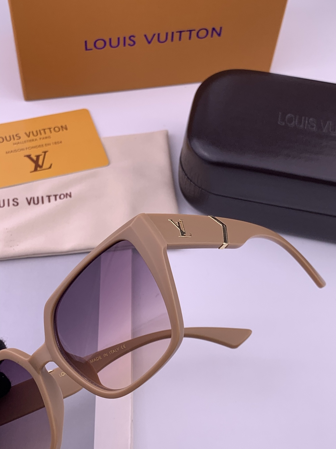 🔺LV🔻早春新款，众多明星同款[色]LV‼️‼️新款大框墨镜 ，🌈🌈宝丽来超清太阳镜🔝🔝型号：L7700