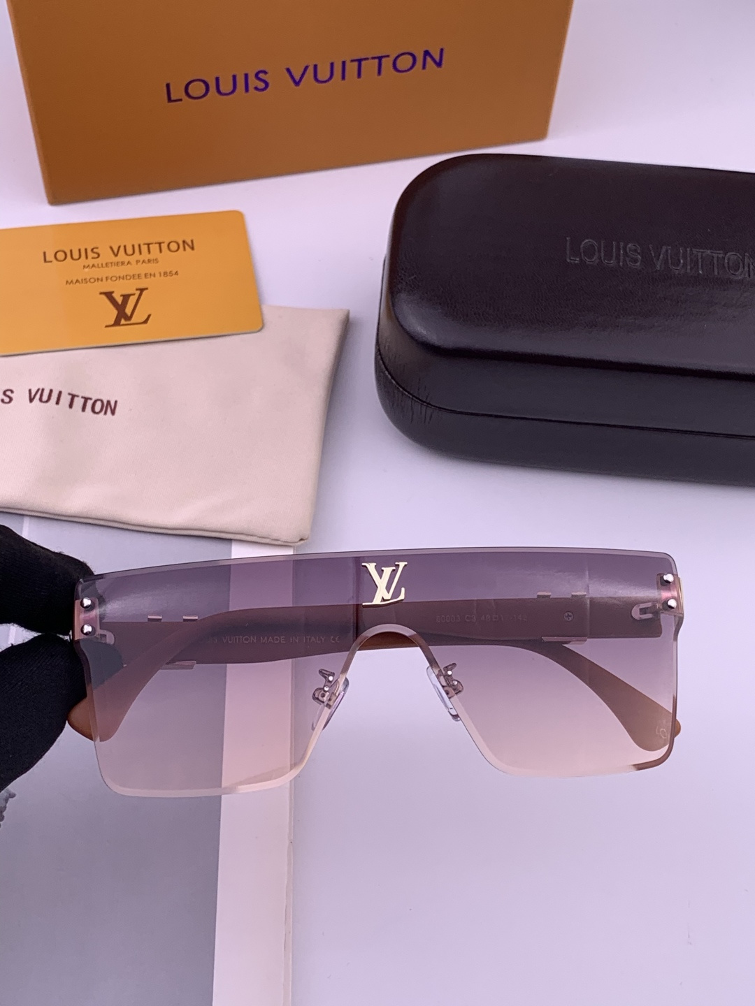 🔺LV🔻早春新款，众多明星同款[色]LV‼️‼️新款大框墨镜 ，🌈🌈宝丽来超清太阳镜🔝🔝型号：L3600