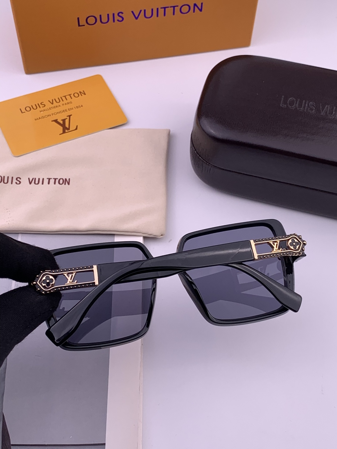 LV🔻早春新款，众多明星同款[色]LV‼️‼️新款大框墨镜 ，🌈🌈宝丽来超清太阳镜🔝🔝型号：L67004