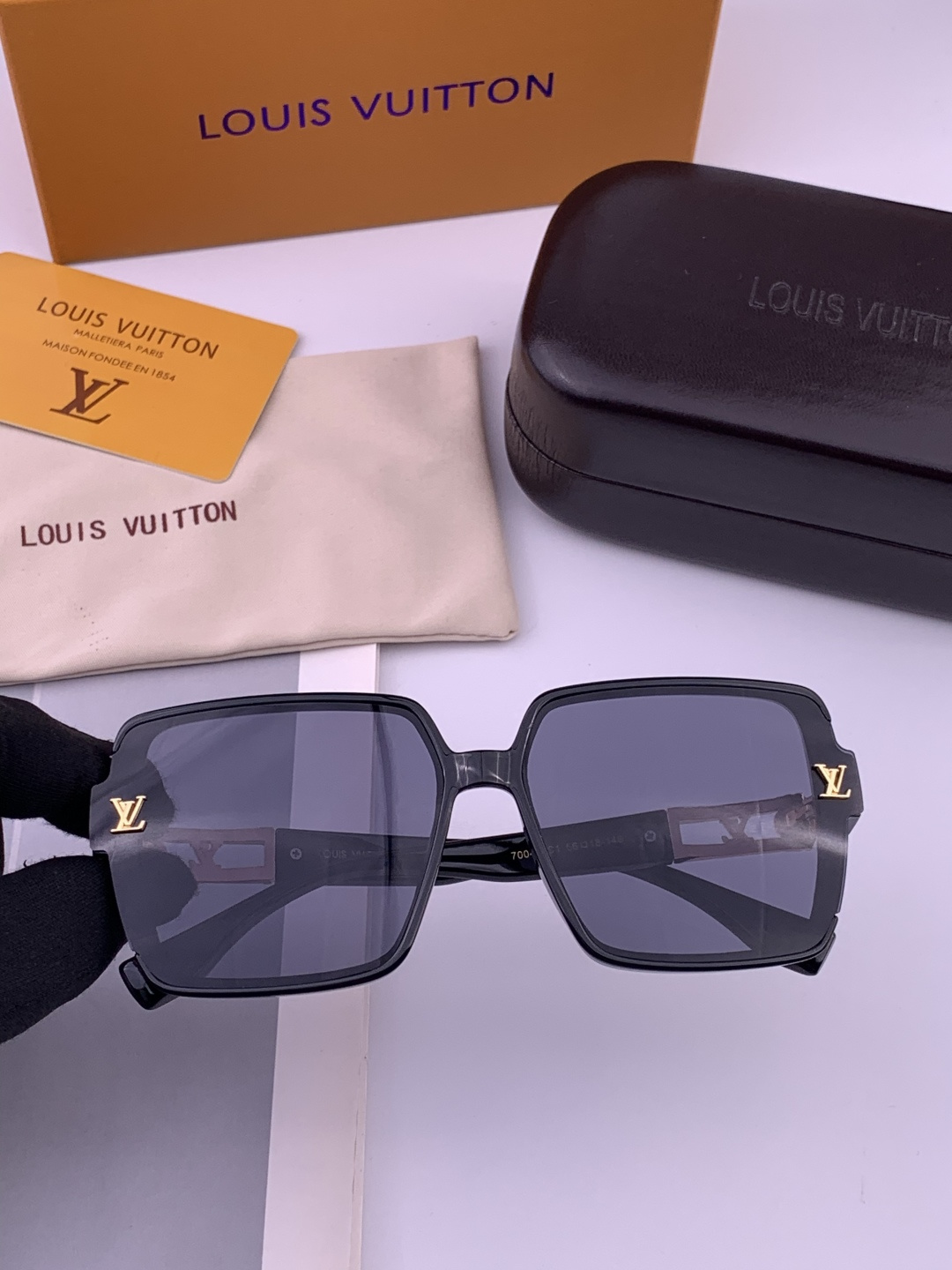 LV🔻早春新款，众多明星同款[色]LV‼️‼️新款大框墨镜 ，🌈🌈宝丽来超清太阳镜🔝🔝型号：L67004
