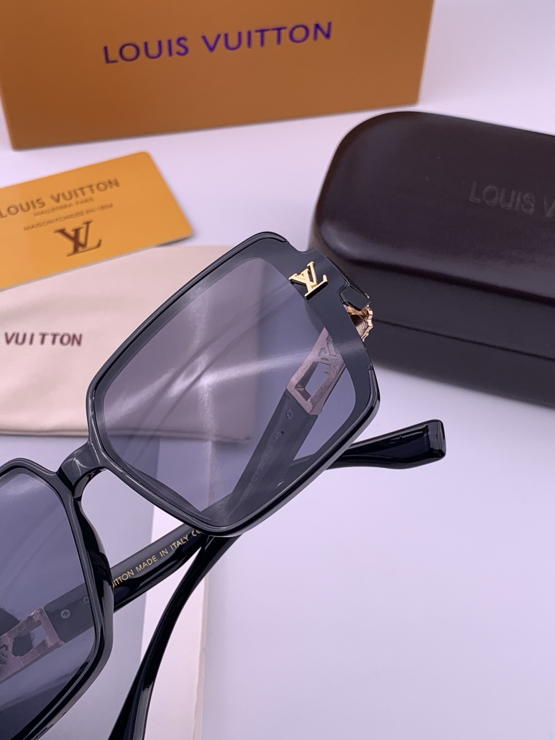 LV🔻早春新款，众多明星同款[色]LV‼️‼️新款大框墨镜 ，🌈🌈宝丽来超清太阳镜🔝🔝型号：L67004