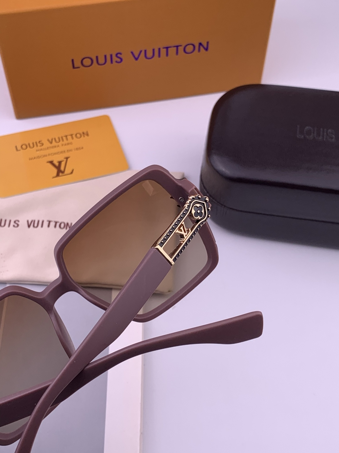 🔺LV🔻早春新款，众多明星同款[色]LV‼️‼️新款大框墨镜 ，🌈🌈宝丽来超清太阳镜🔝🔝型号：L6700