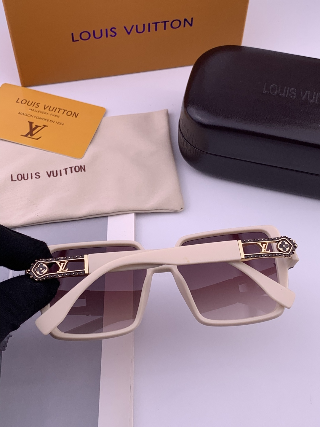 🔺LV🔻早春新款，众多明星同款[色]LV‼️‼️新款大框墨镜 ，🌈🌈宝丽来超清太阳镜🔝🔝型号：L6700