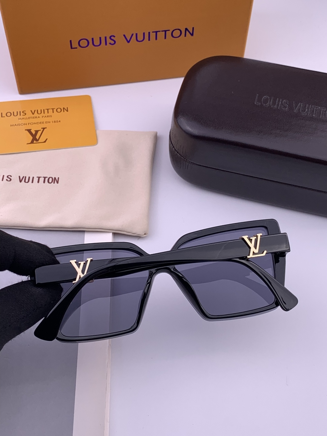 🔺LV🔻早春新款，众多明星同款[色]LV‼️‼️新款大框墨镜 ，🌈🌈宝丽来超清太阳镜🔝🔝型号：L5700
