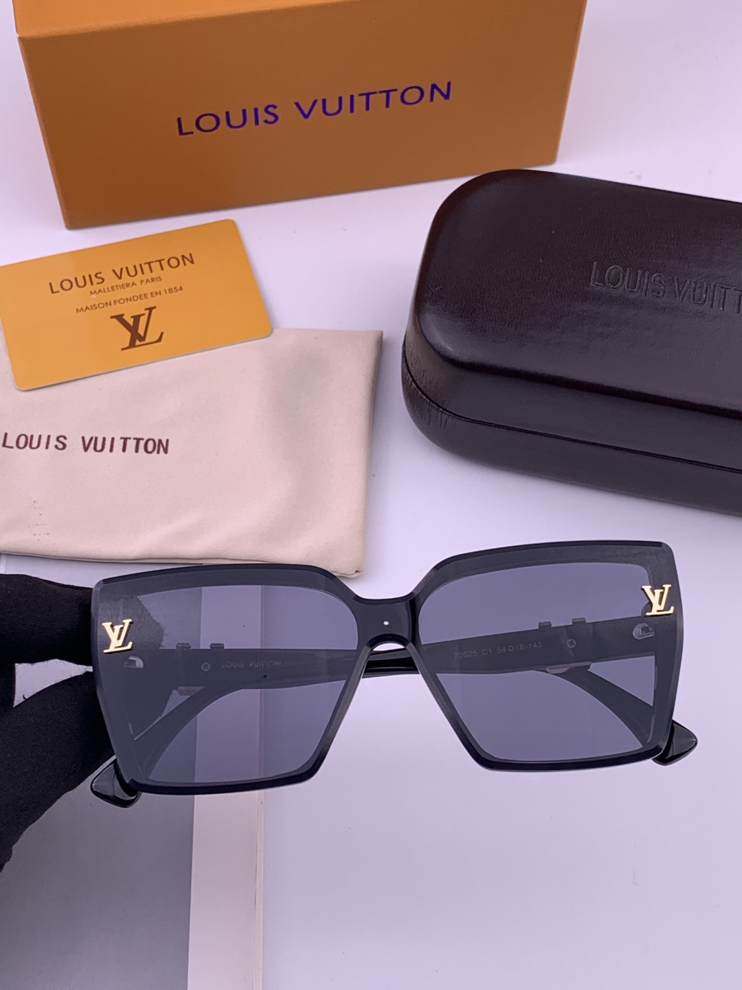 🔺LV🔻早春新款，众多明星同款[色]LV‼️‼️新款大框墨镜 ，🌈🌈宝丽来超清太阳镜🔝🔝型号：L5700