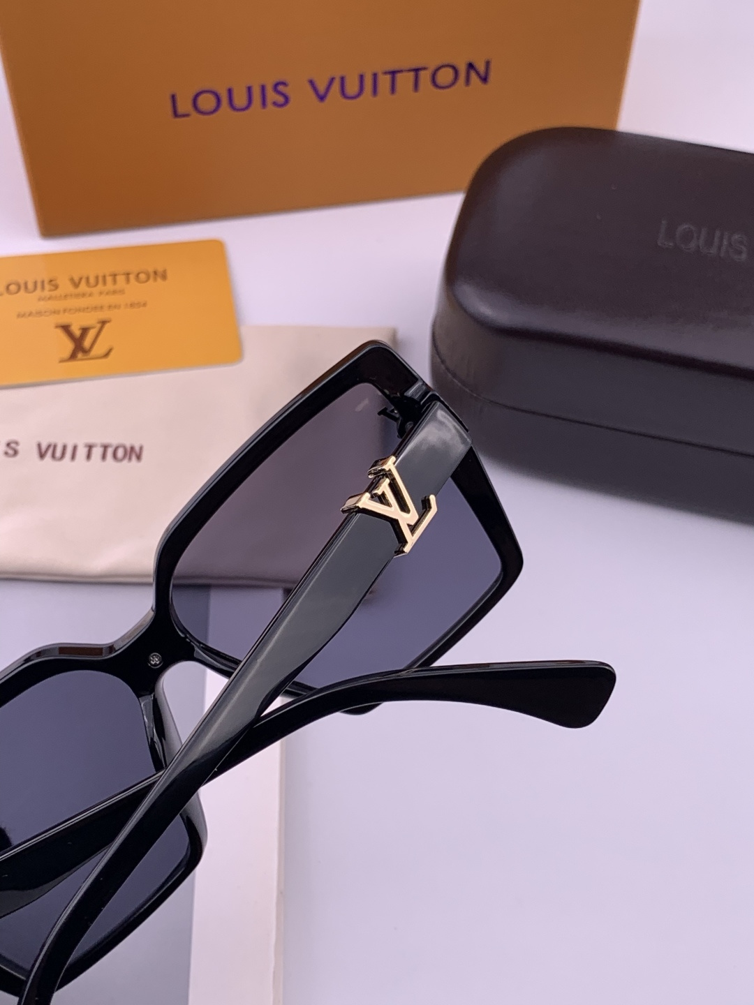 🔺LV🔻早春新款，众多明星同款[色]LV‼️‼️新款大框墨镜 ，🌈🌈宝丽来超清太阳镜🔝🔝型号：L5700