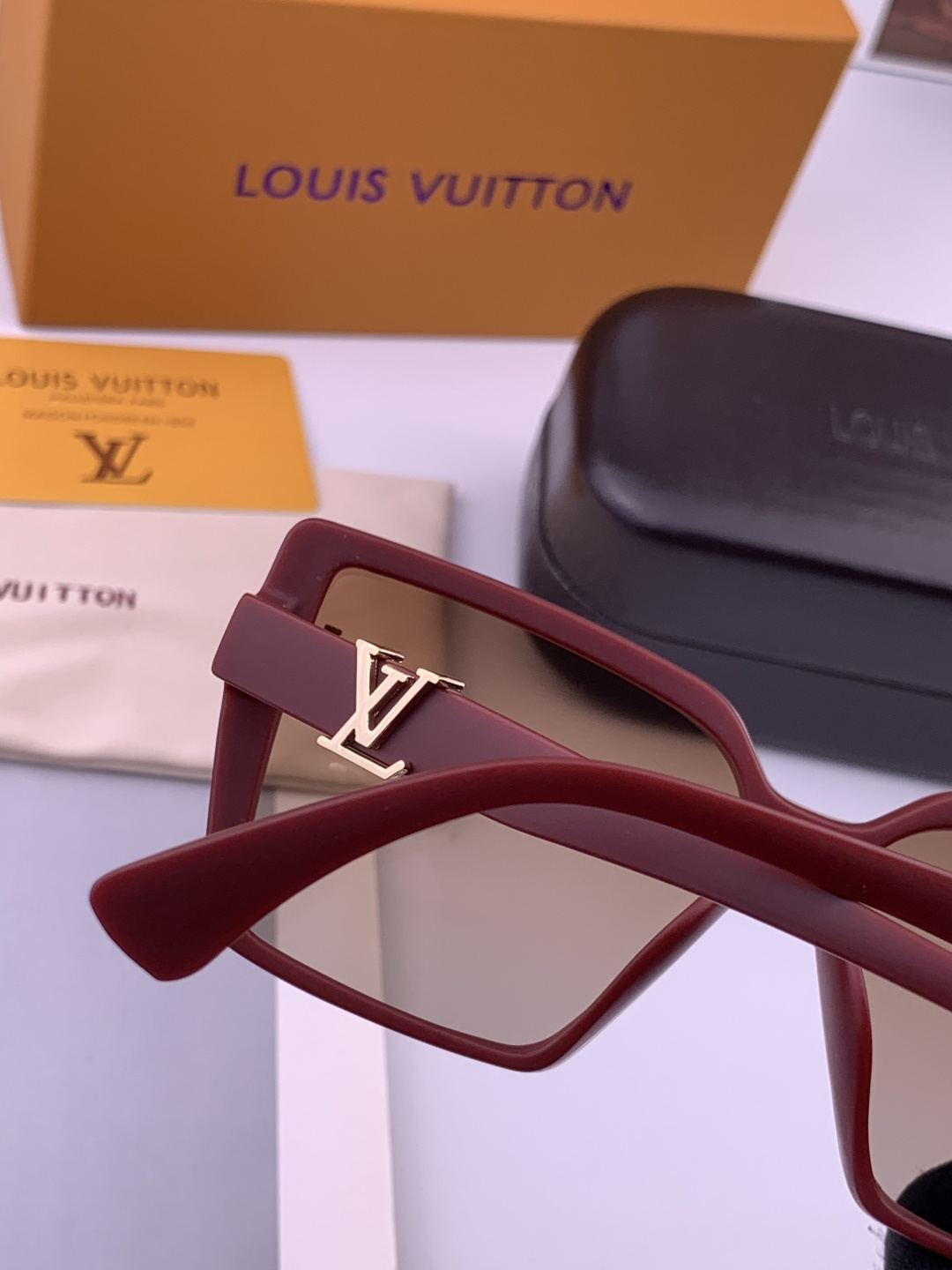 🔺LV🔻早春新款，众多明星同款[色]LV‼️‼️新款大框墨镜 ，🌈🌈宝丽来超清太阳镜🔝🔝型号：L5700