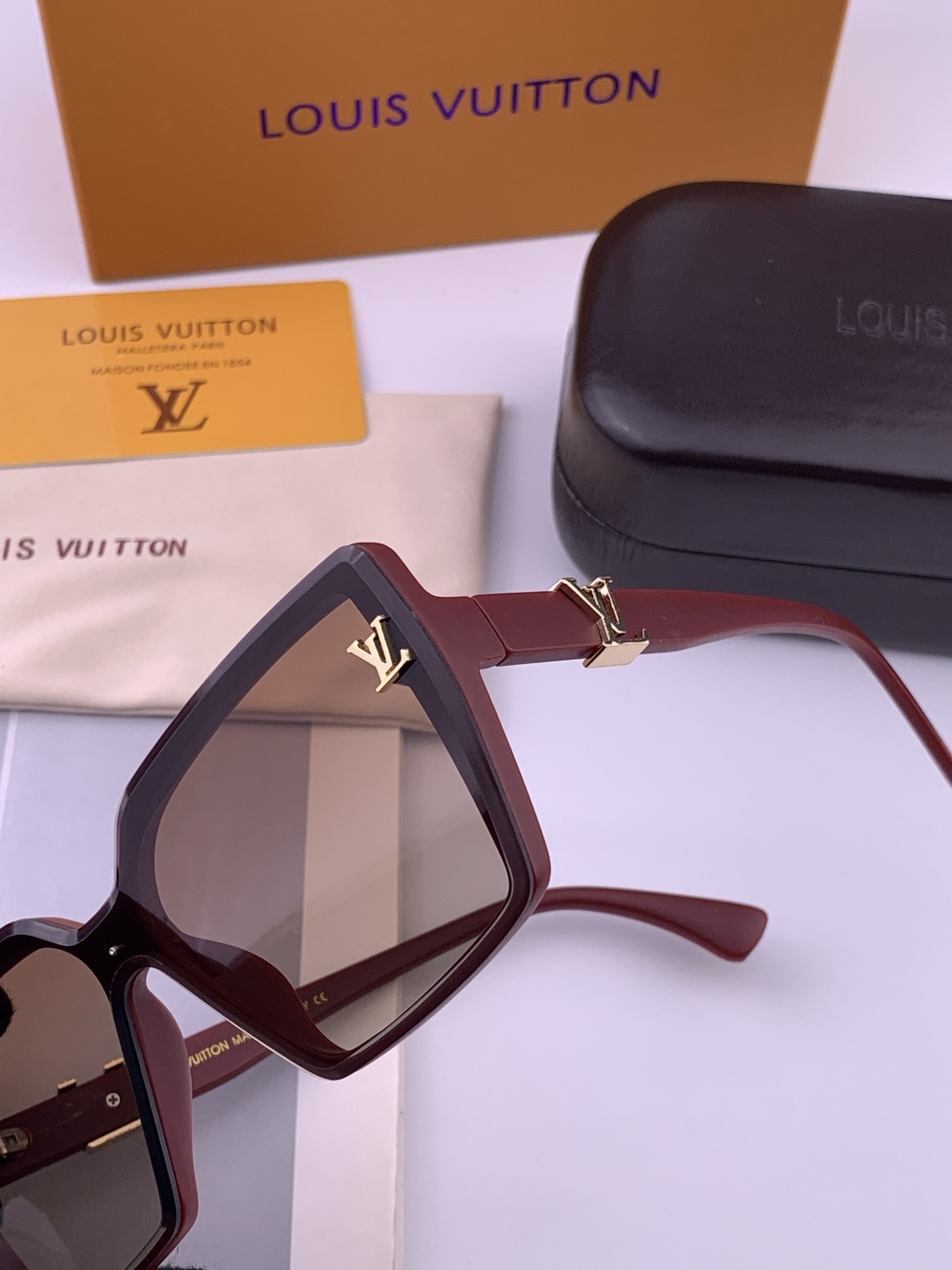 🔺LV🔻早春新款，众多明星同款[色]LV‼️‼️新款大框墨镜 ，🌈🌈宝丽来超清太阳镜🔝🔝型号：L5700