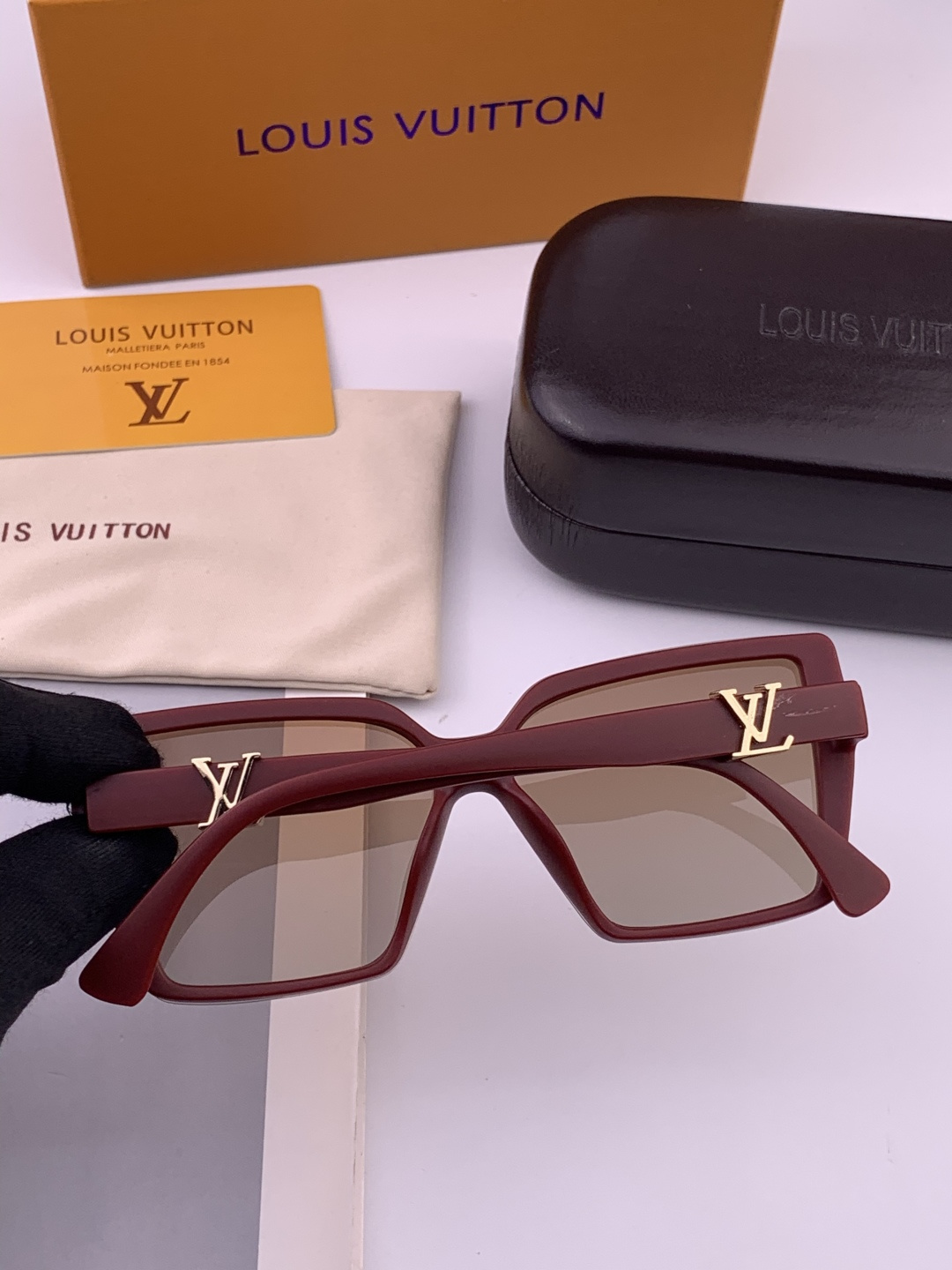 🔺LV🔻早春新款，众多明星同款[色]LV‼️‼️新款大框墨镜 ，🌈🌈宝丽来超清太阳镜🔝🔝型号：L5700