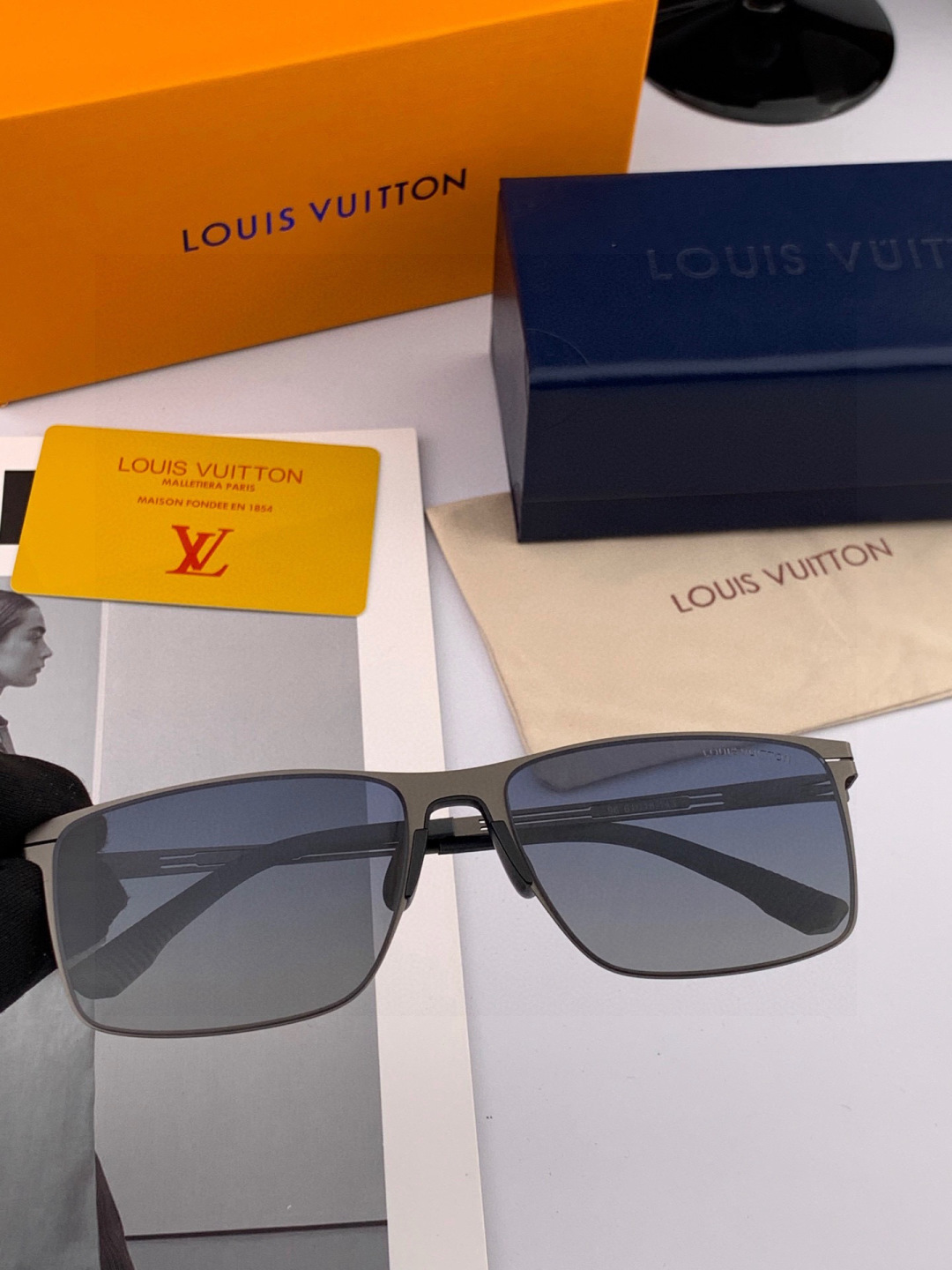 ♦️LV 新款男女情侣款太阳镜多边形墨镜iP电镀永不褪色 超轻超有弹性整幅眼镜无螺丝重要的是压不坏 高清