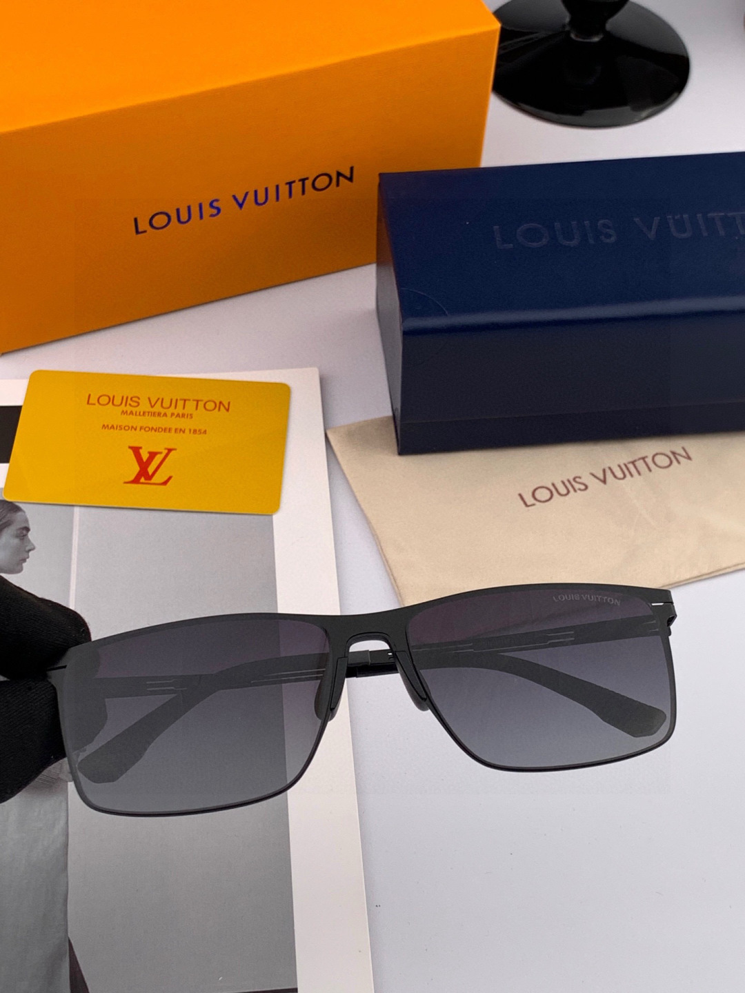 ♦️LV 新款男女情侣款太阳镜多边形墨镜iP电镀永不褪色 超轻超有弹性整幅眼镜无螺丝重要的是压不坏 高清