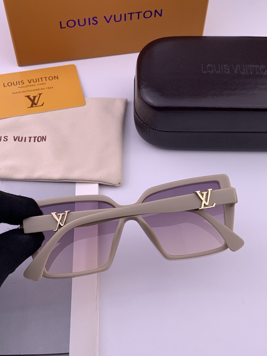 🔺LV🔻早春新款，众多明星同款[色]LV‼️‼️新款大框墨镜 ，🌈🌈宝丽来超清太阳镜🔝🔝型号：L5700
