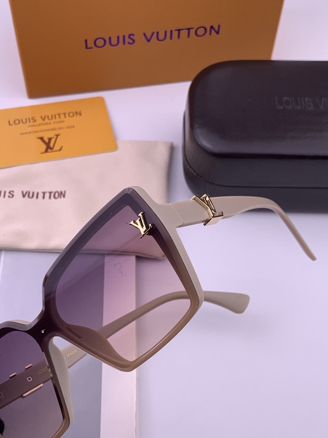 🔺LV🔻早春新款，众多明星同款[色]LV‼️‼️新款大框墨镜 ，🌈🌈宝丽来超清太阳镜🔝🔝型号：L5700