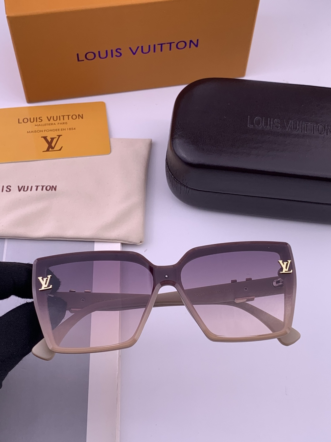 🔺LV🔻早春新款，众多明星同款[色]LV‼️‼️新款大框墨镜 ，🌈🌈宝丽来超清太阳镜🔝🔝型号：L5700