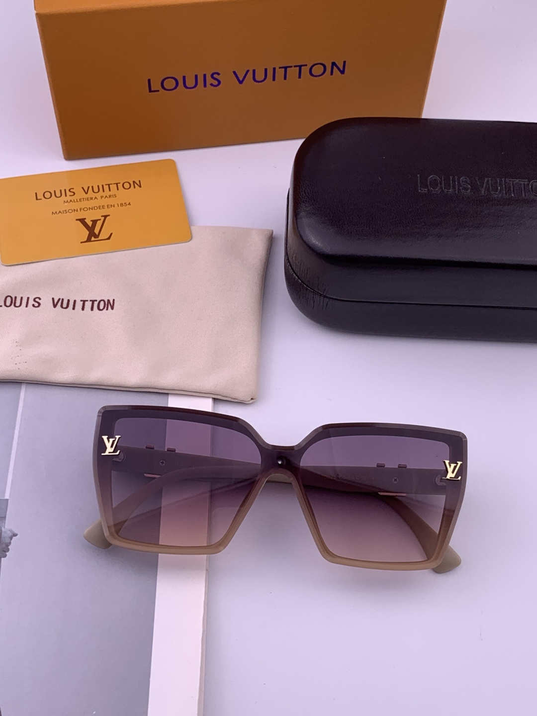 🔺LV🔻早春新款，众多明星同款[色]LV‼️‼️新款大框墨镜 ，🌈🌈宝丽来超清太阳镜🔝🔝型号：L5700